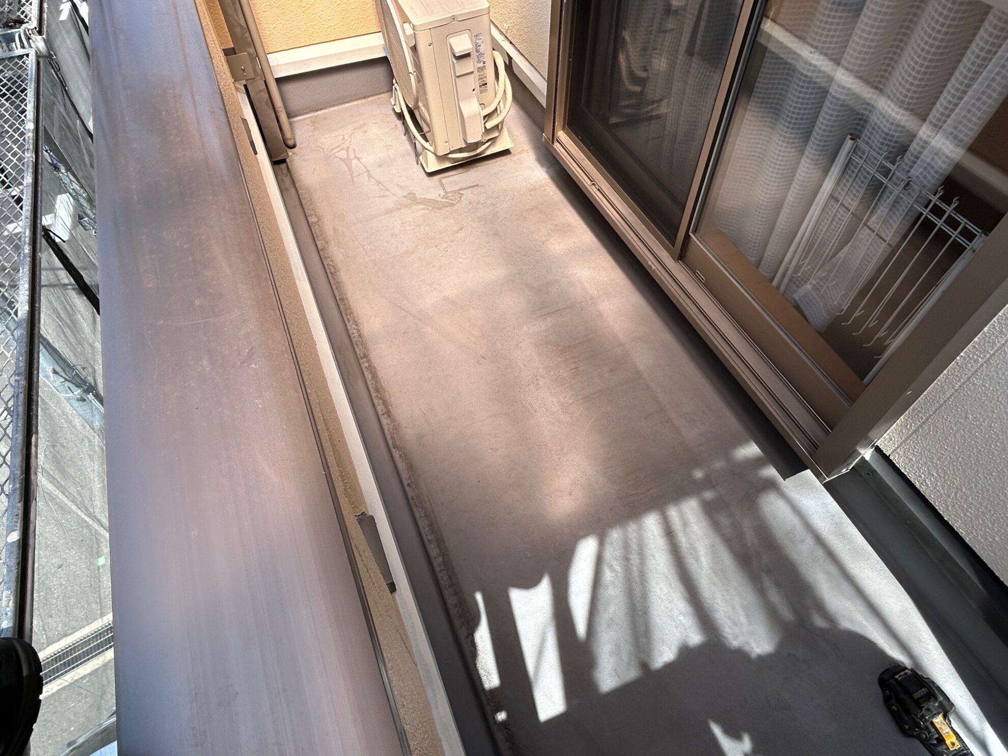 【東大阪市 外壁塗装】寝屋川市O様邸のベランダトップコート塗装